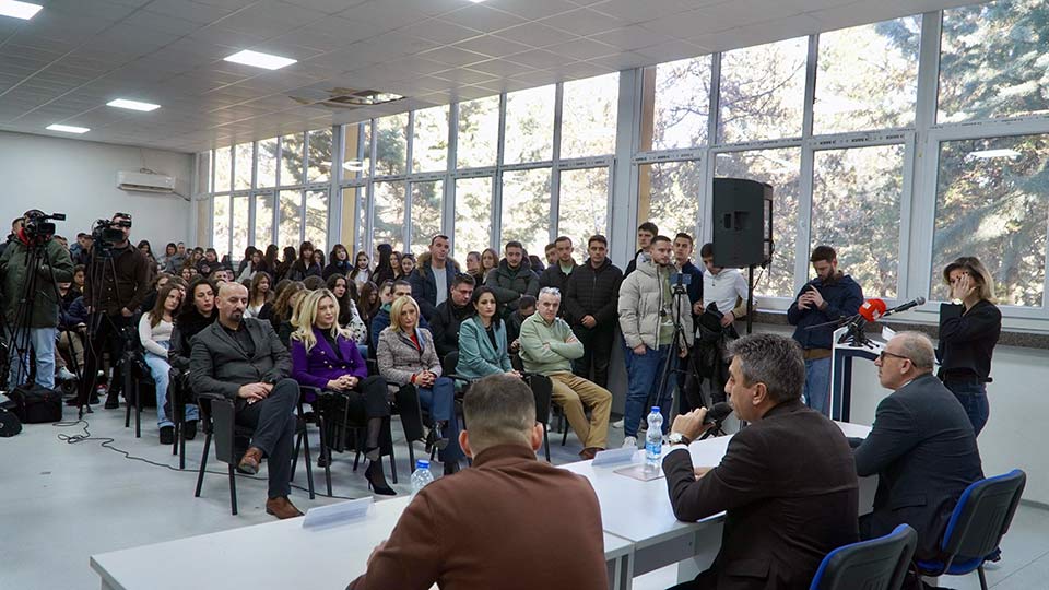 Првиот вицепремиер Меџити на панел-дискусија со студенти