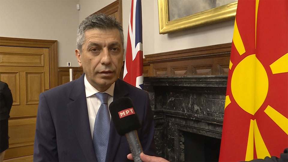 Првиот Вицепремиер Изет Меџити по потпишувањето на договорот со Британија